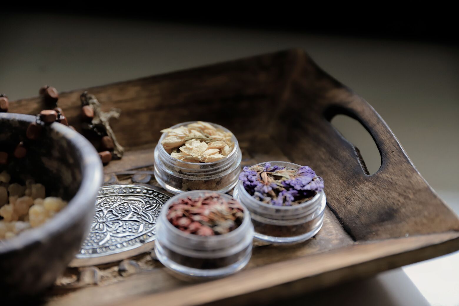 Oud and Bakhoor fragrance atmosphere